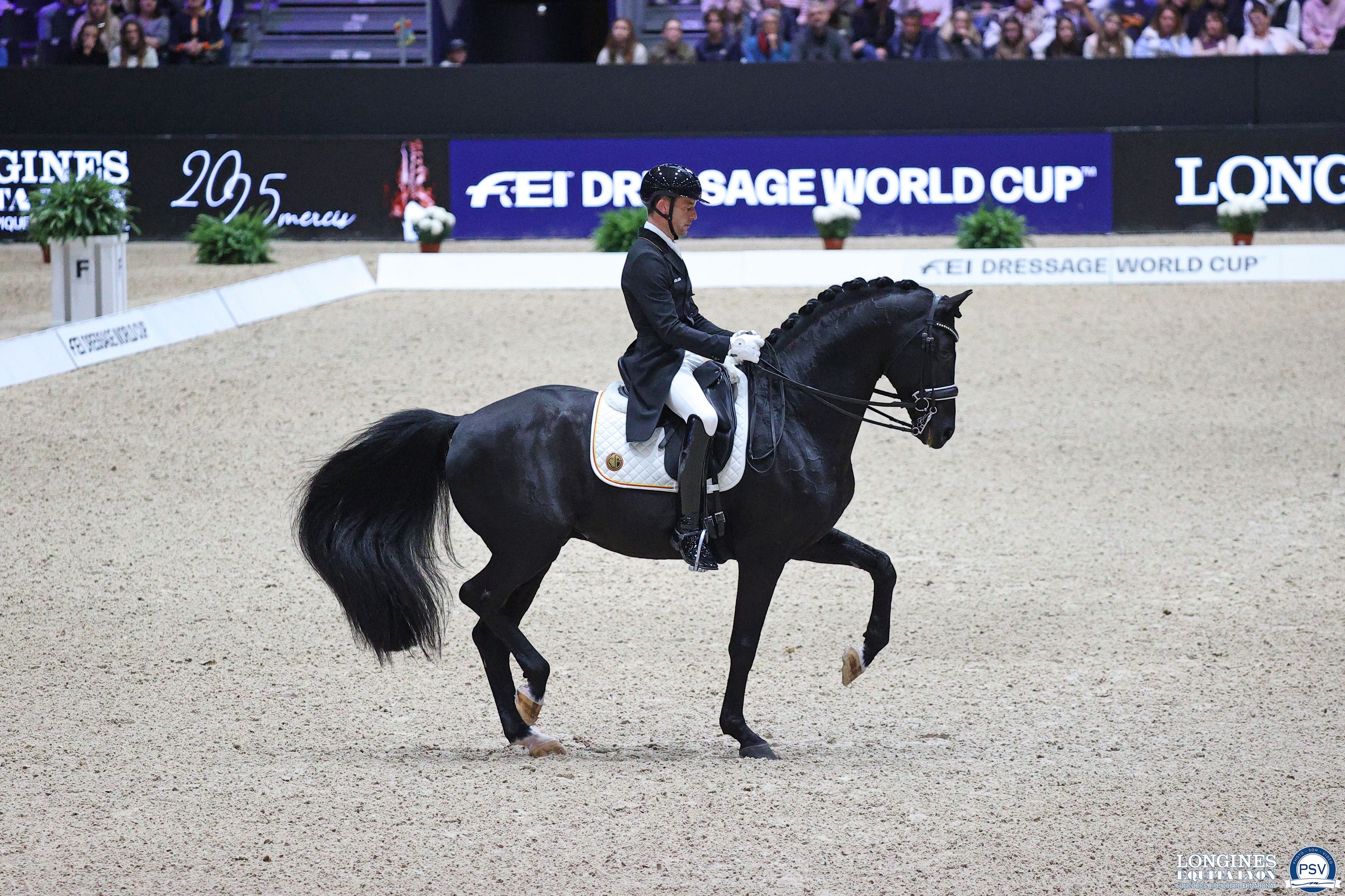 Frederic Wandres lors de la remise des prix, en compagnie de son groom et des officiels qui viennent lui remettre ses prix 